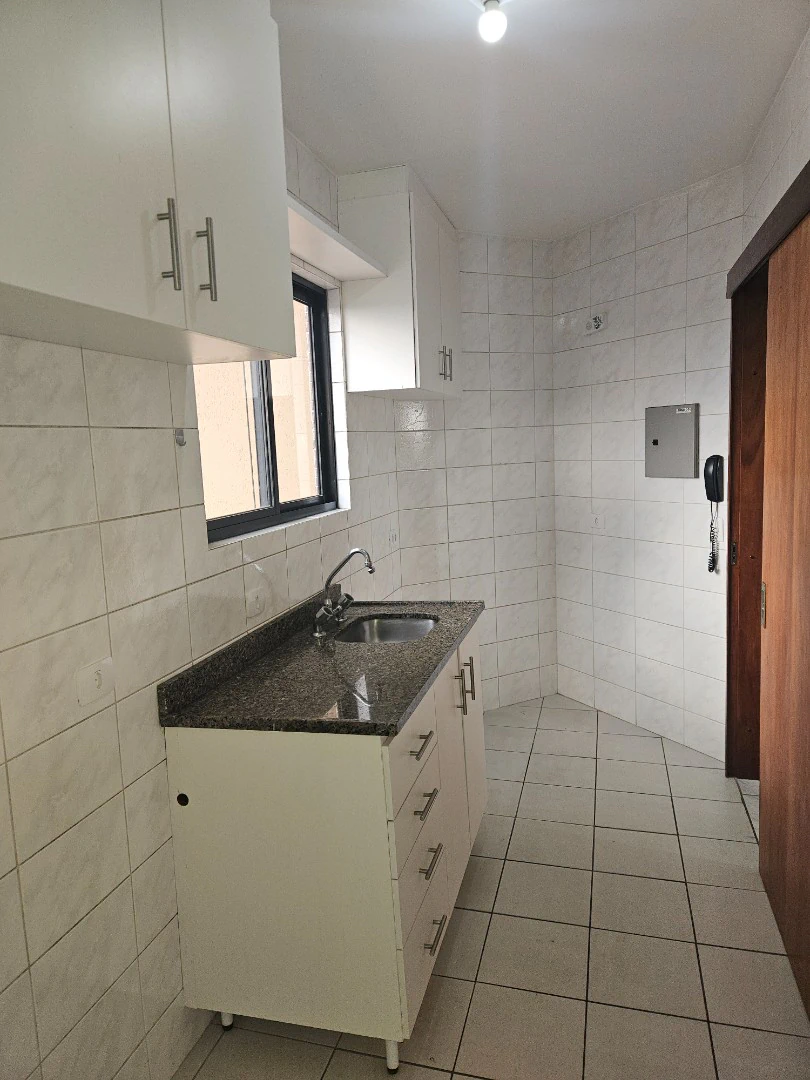 2-bedroom apartment with no parking and a closed kitchen — photo 9