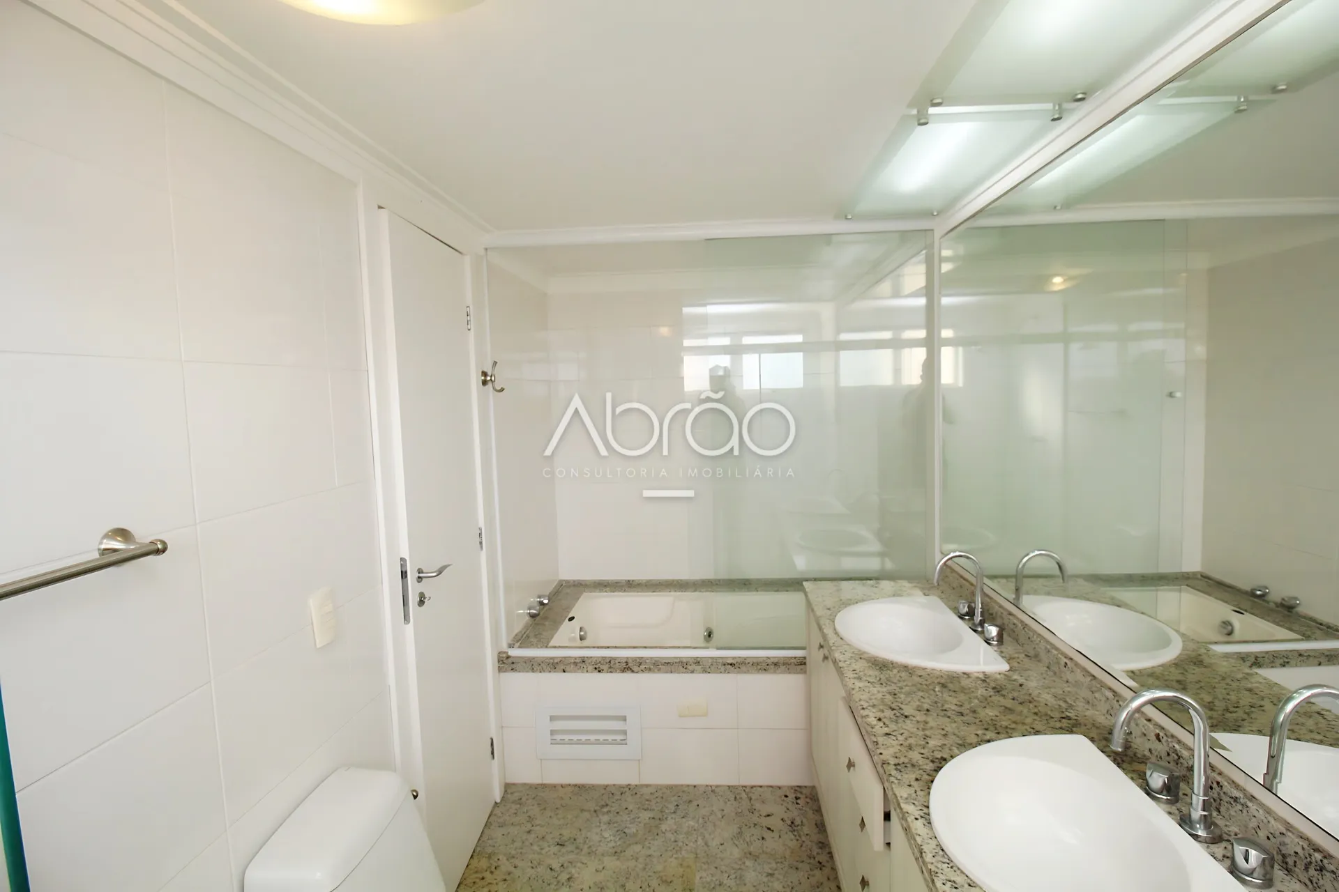 Furnished duplex apartment with 4 suites and 5 baths — photo 28