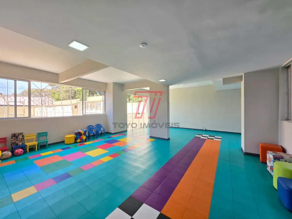 Apartamento de 3 quartos com piso de madeira na sala — photo 40