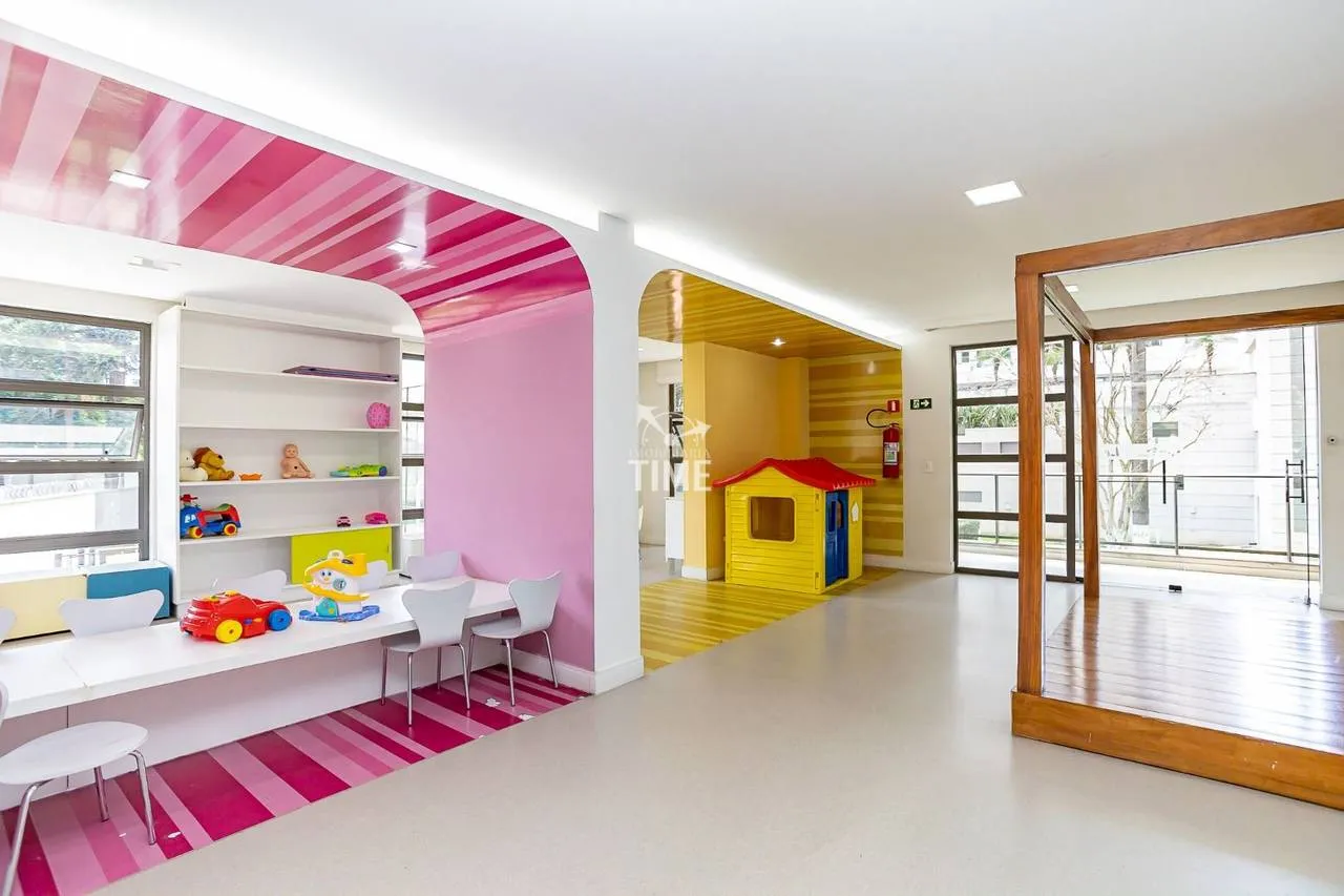 Wood or laminate floors in a 3-bedroom apartment, 78 m² — photo 91