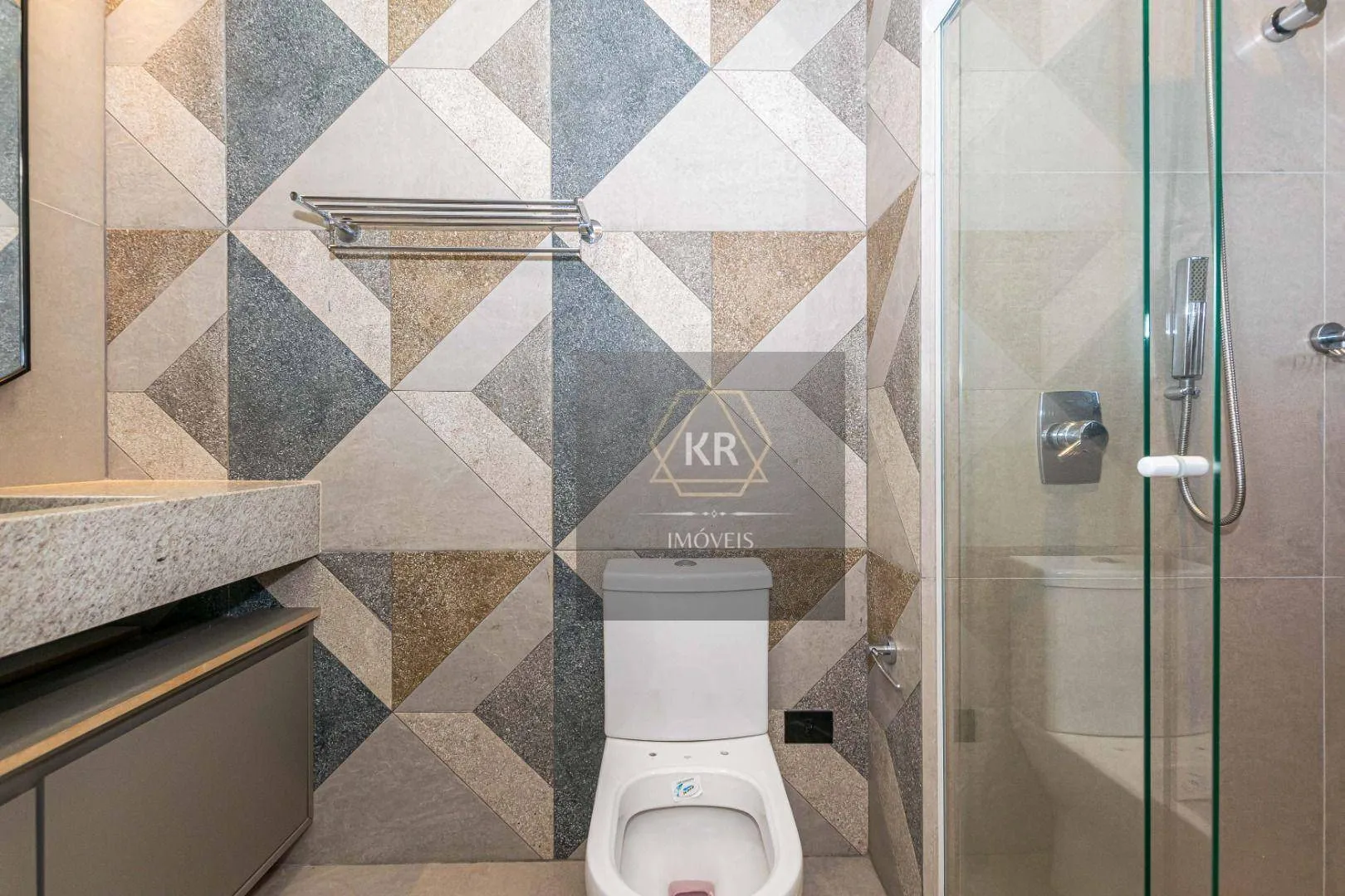 Furnished 272 m² apartment with 3 en-suites and 4 parking — photo 10