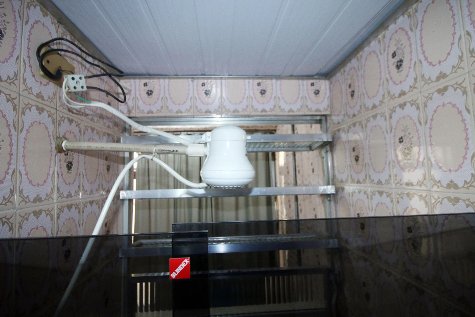 Furnished 2-bedroom apartment with 1 bathroom and glass shower — photo 4