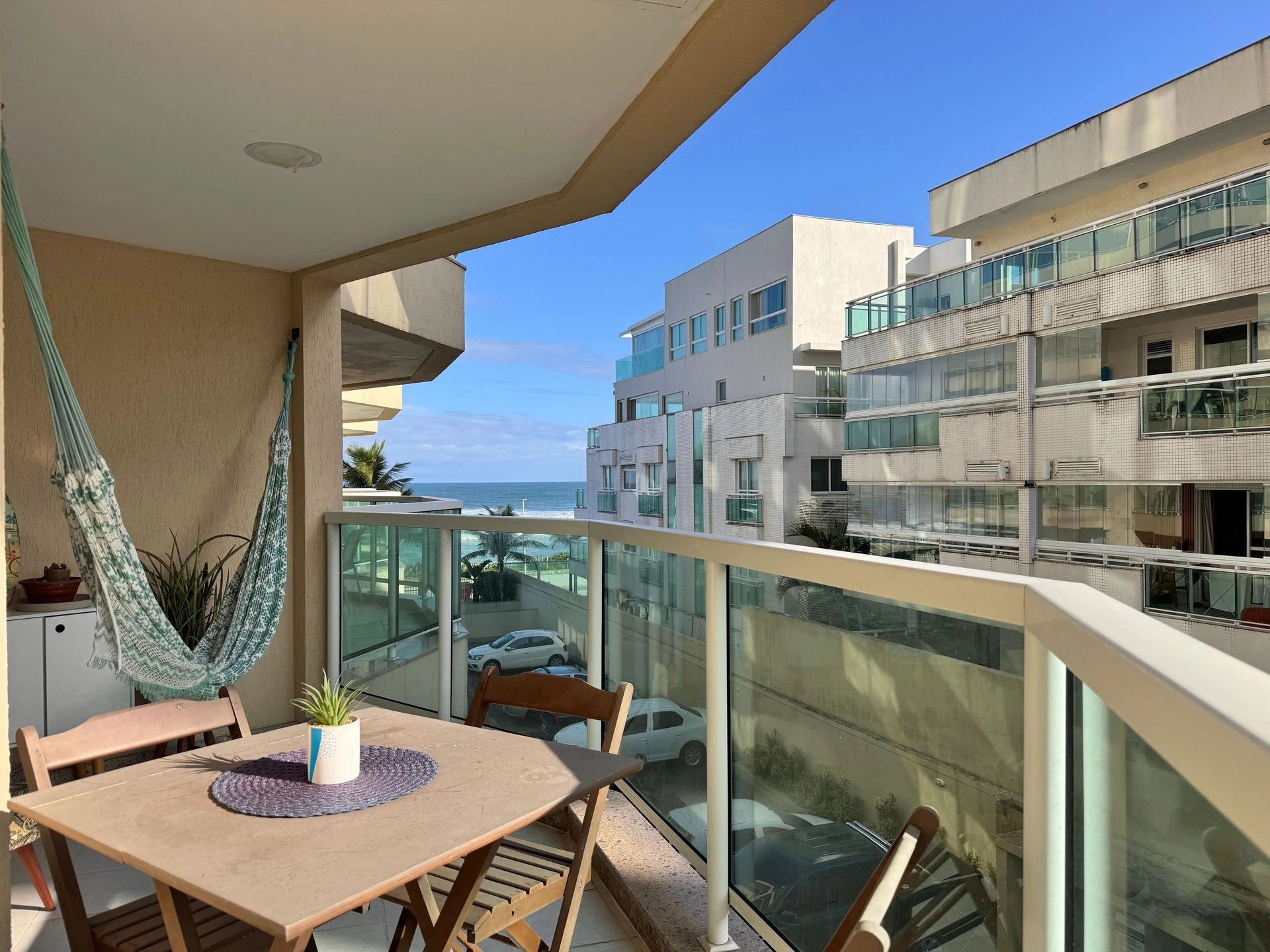Furnished 1-bedroom apartment with a glass balcony — photo 5