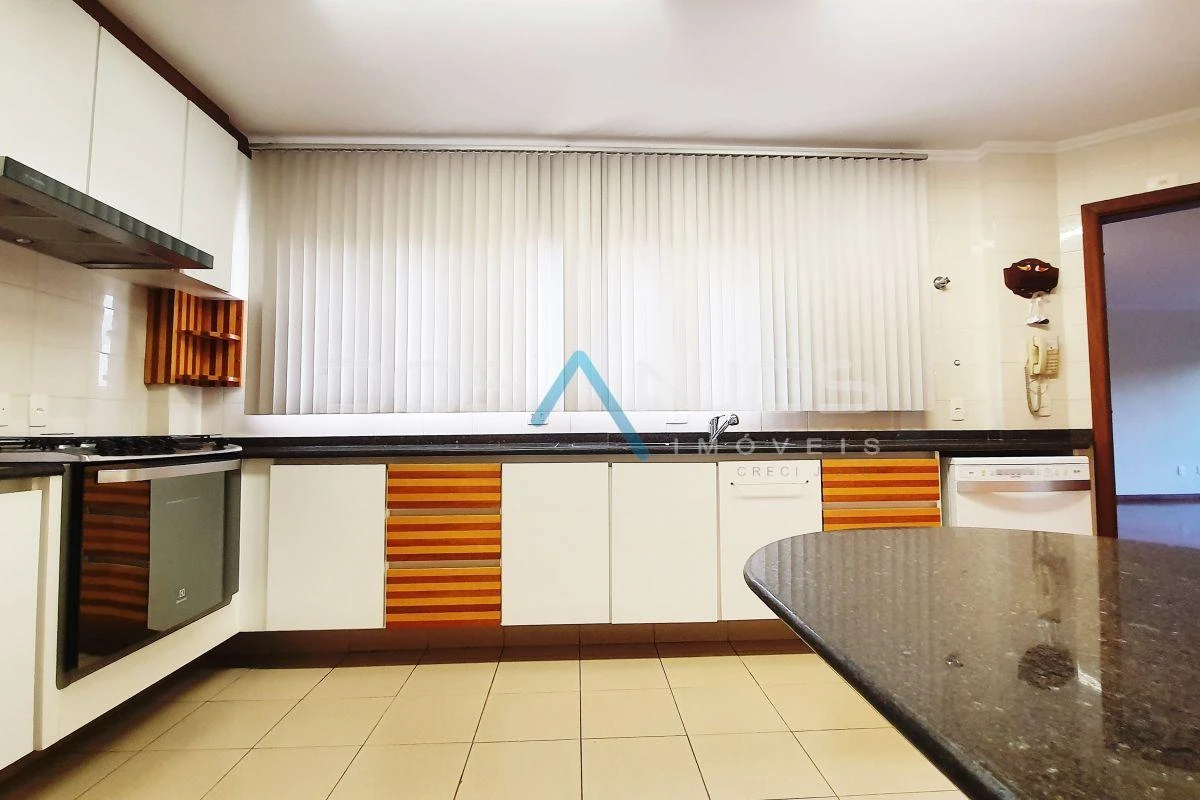Furnished apartment with 4 bedrooms and 270 m² — photo 27