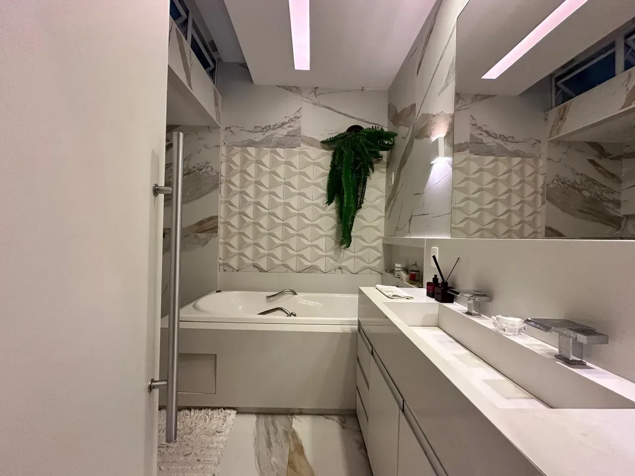 Furnished 250 m² apartment with 4 bedrooms and 5 bathrooms — photo 38