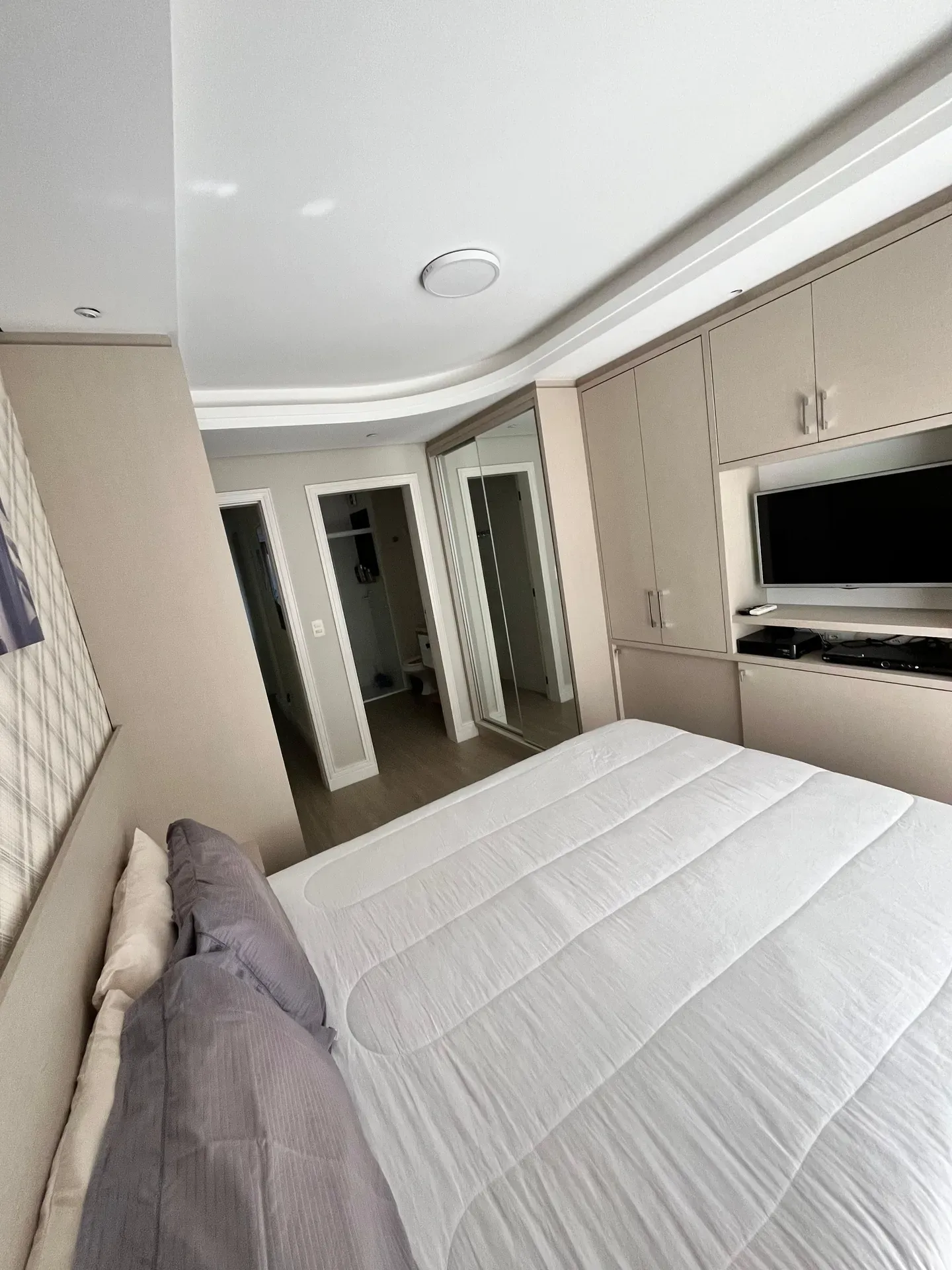 Furnished 3-bedroom apartment with 3 bathrooms — photo 28