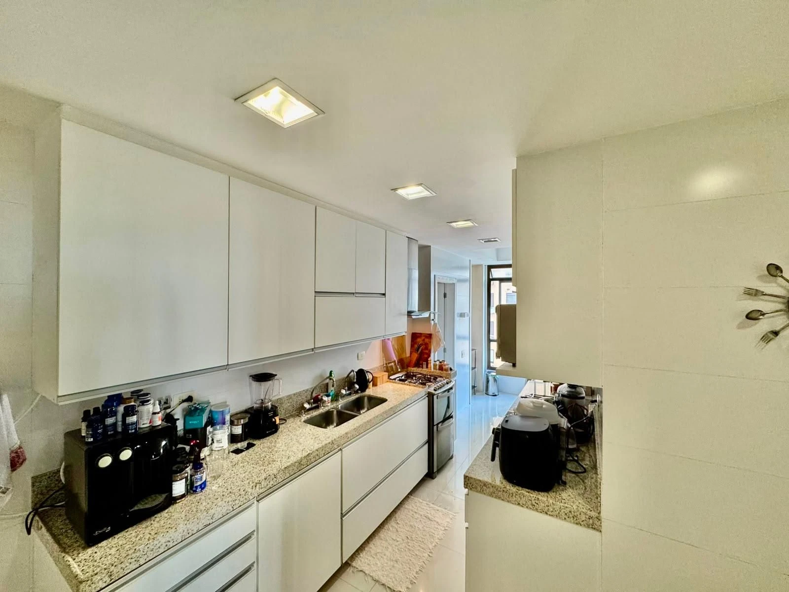 Furnished 3-bedroom apartment with enclosed balcony — photo 38