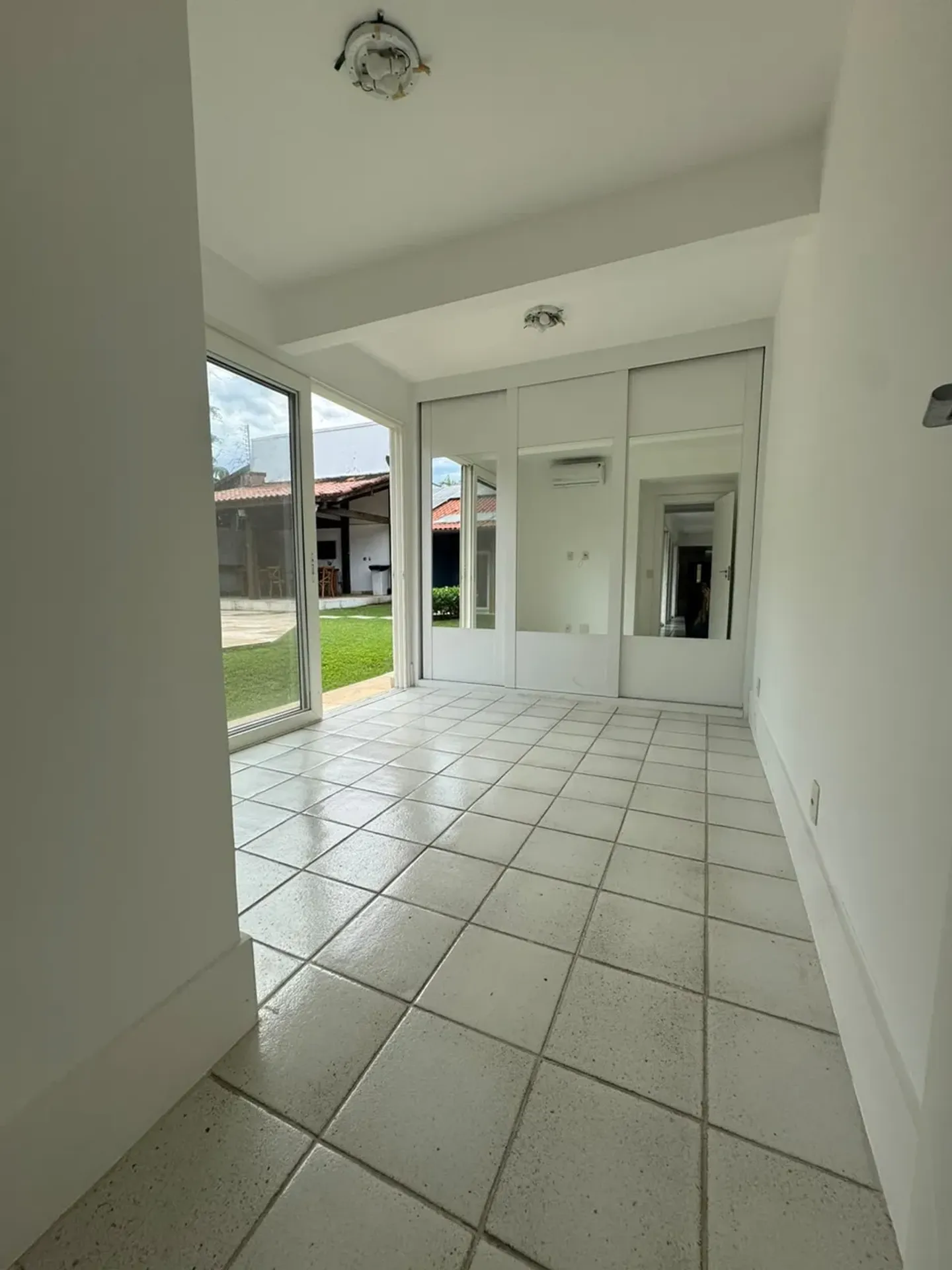 300 m² house with 4 bedrooms and a built-in balcony grill — photo 25