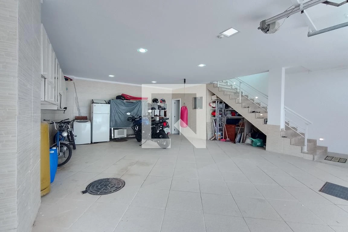 460 m² house with a water view and a private pool — photo 53