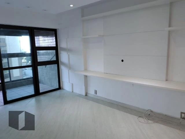 Glass-enclosed balcony in a 4-bedroom apartment, 143 m² — photo 12