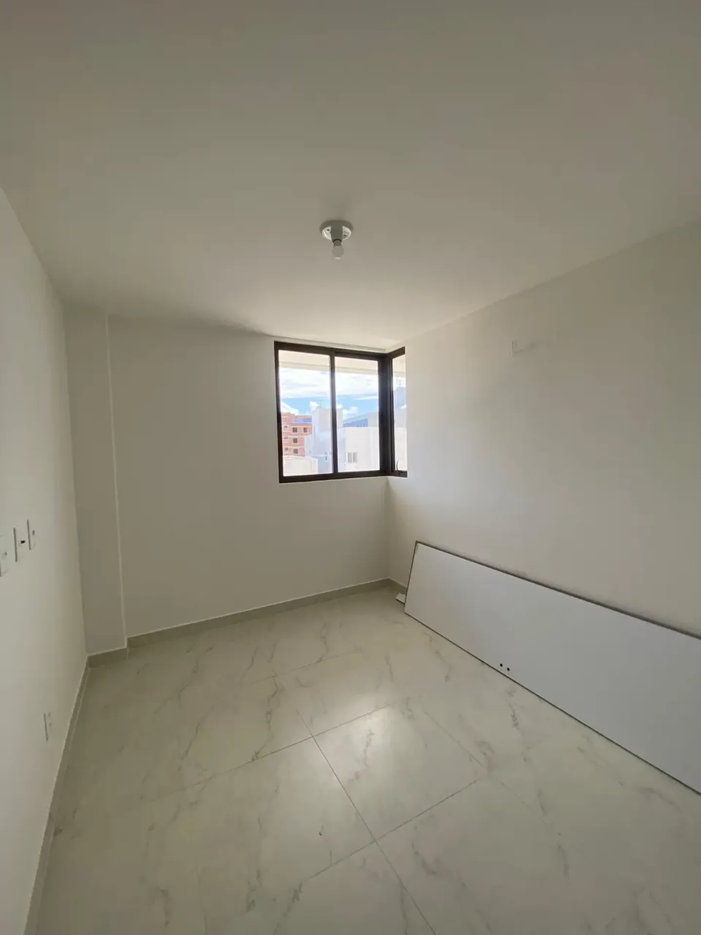 Balcony with a grill in a 2-bedroom apartment, 62 m² — photo 3