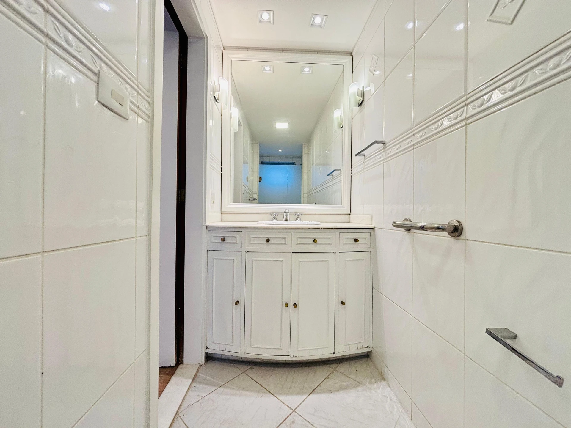 Mountain view in a 4-bedroom apartment, 220 m² — photo 27