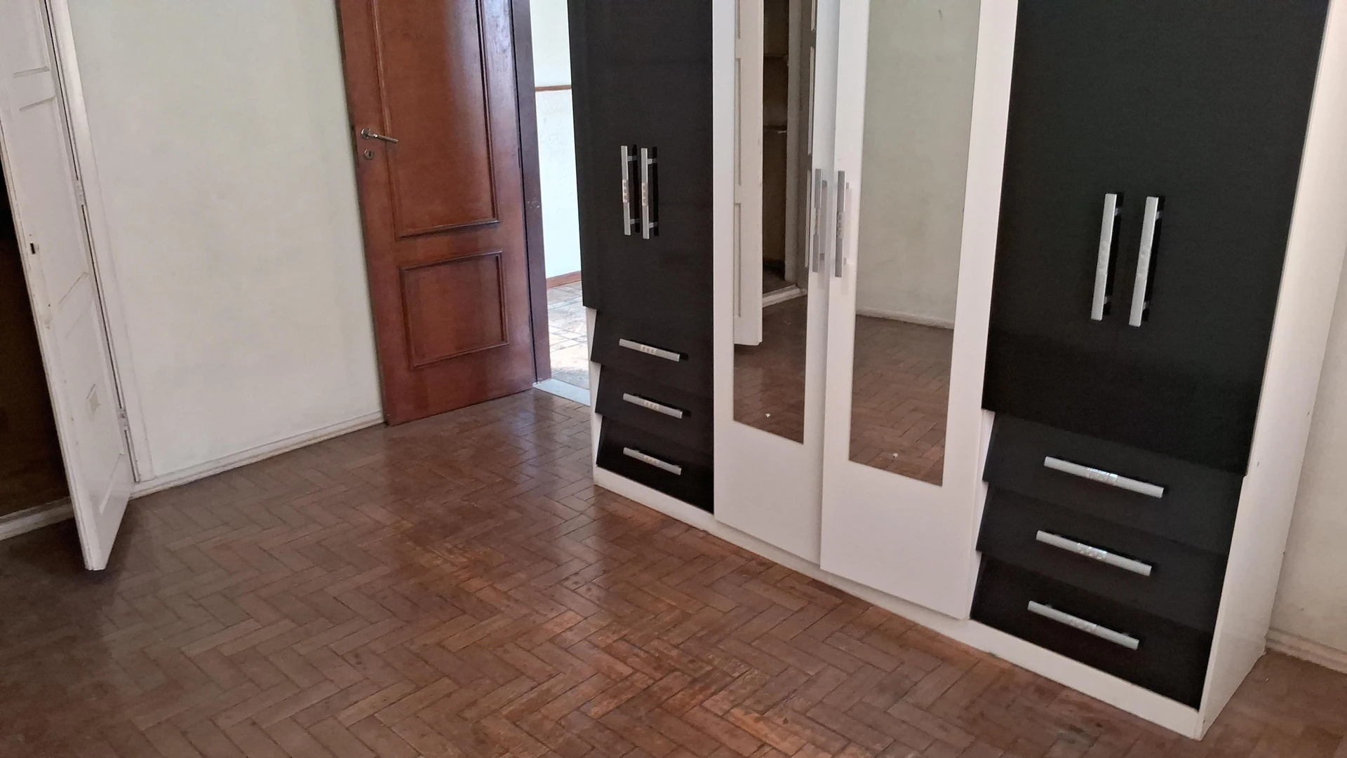 Unfurnished apartment with a closed gas kitchen