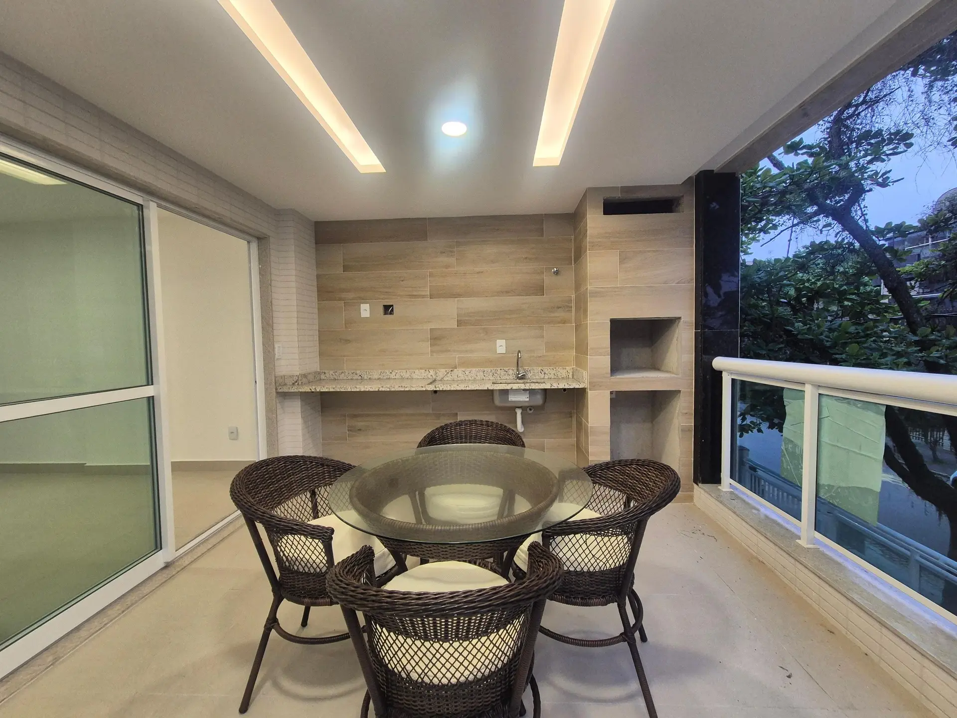 3-bedroom apartment with a grill on the balcony — photo 28