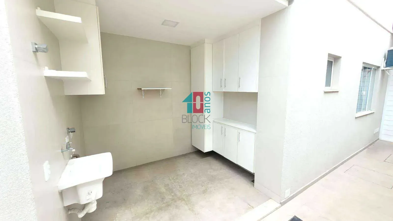 House with a gas open-plan kitchen and 4 bedrooms — photo 40