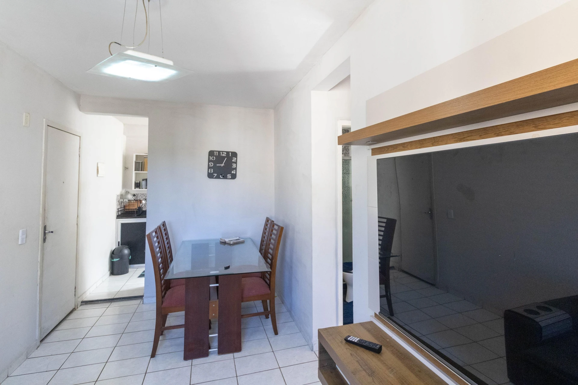 Furnished 2-bedroom apartment with condo pool — photo 31