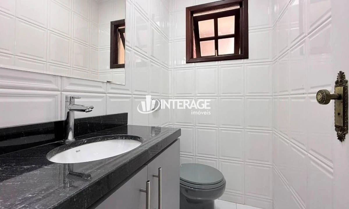 Wood or laminate floors in a 4-bedroom house, 200 m² — photo 9