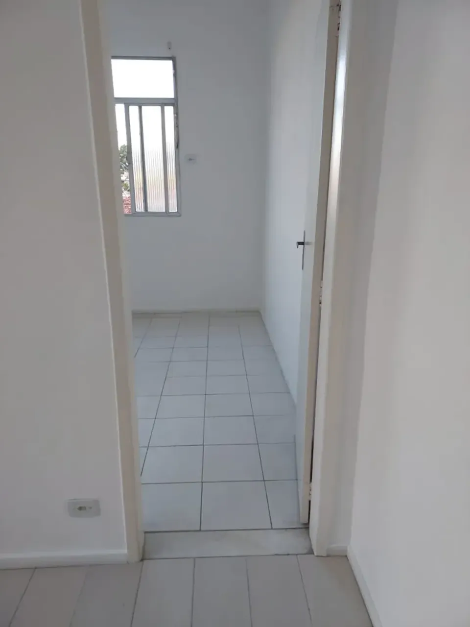 Unfurnished 1-bedroom apartment with a closed kitchen — photo 11
