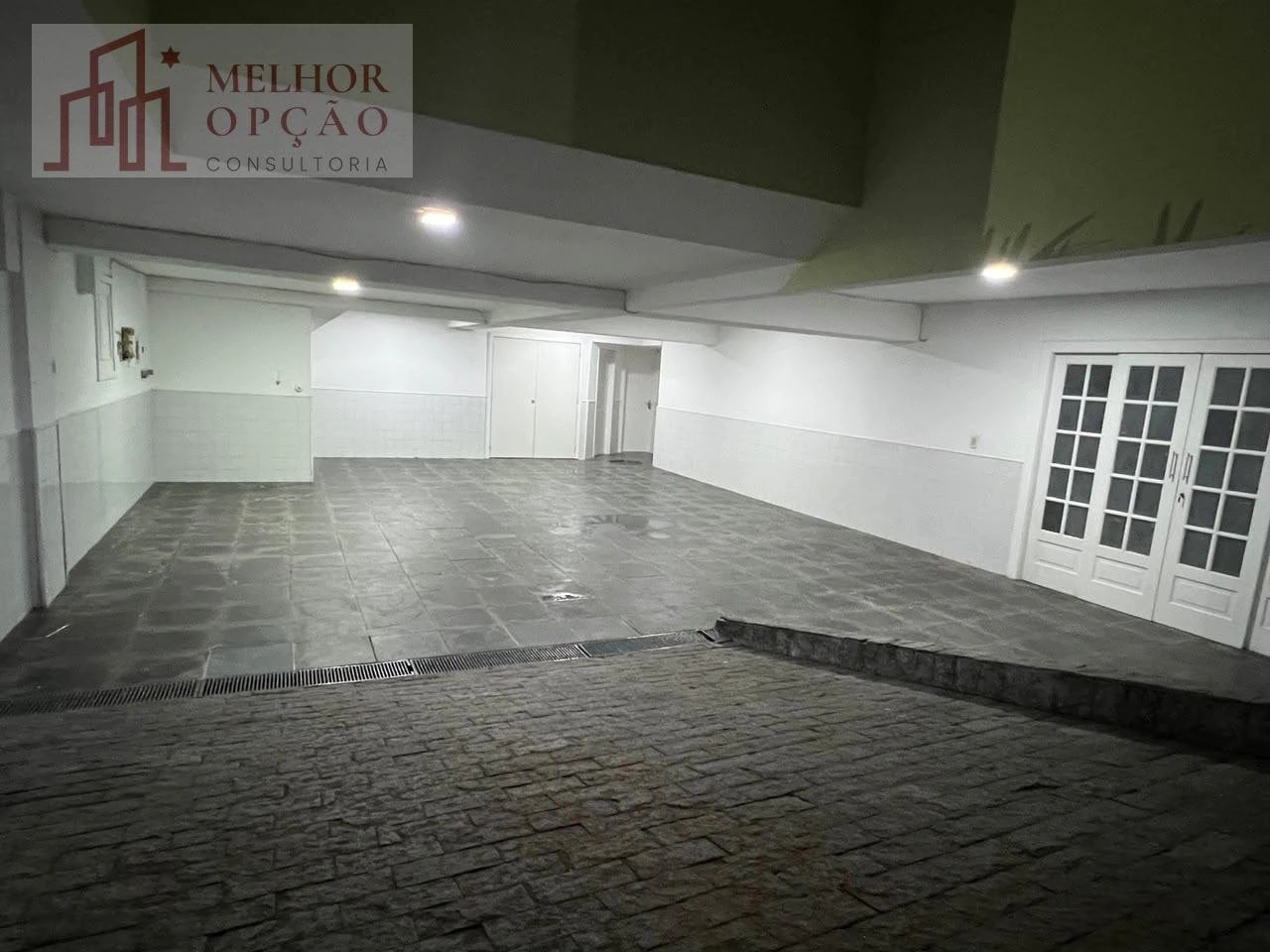 Будинок 650 м² з гардеробною та балконом із грилем — photo 14