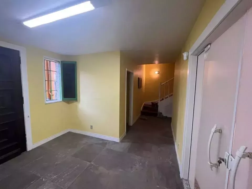 House with 3 bedrooms and a gas stove — photo 8