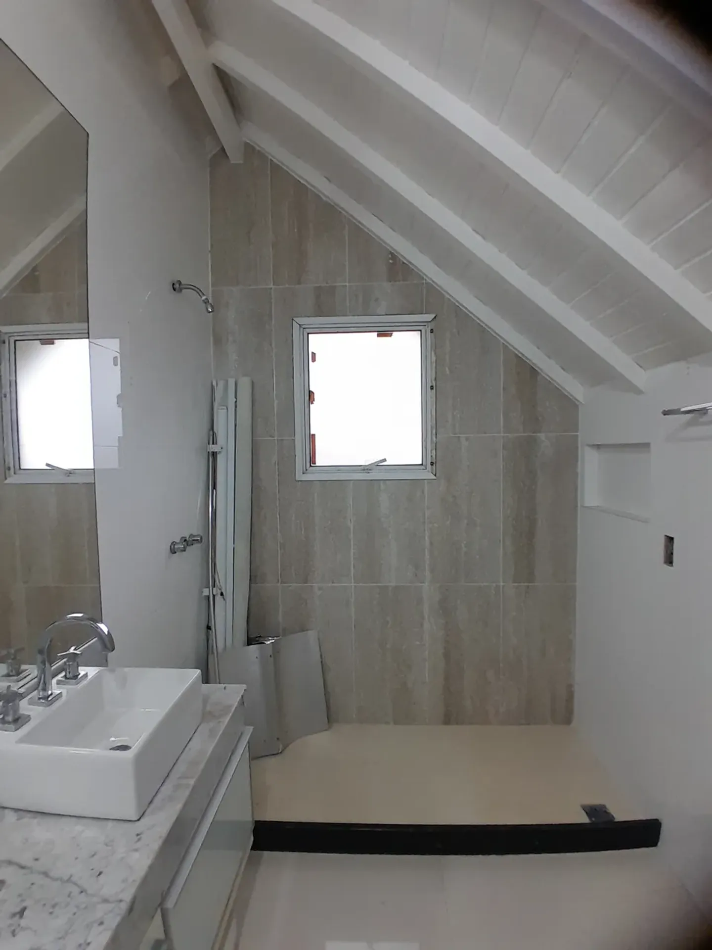 House with 4 en-suite bedrooms and 3 parking spots — photo 49