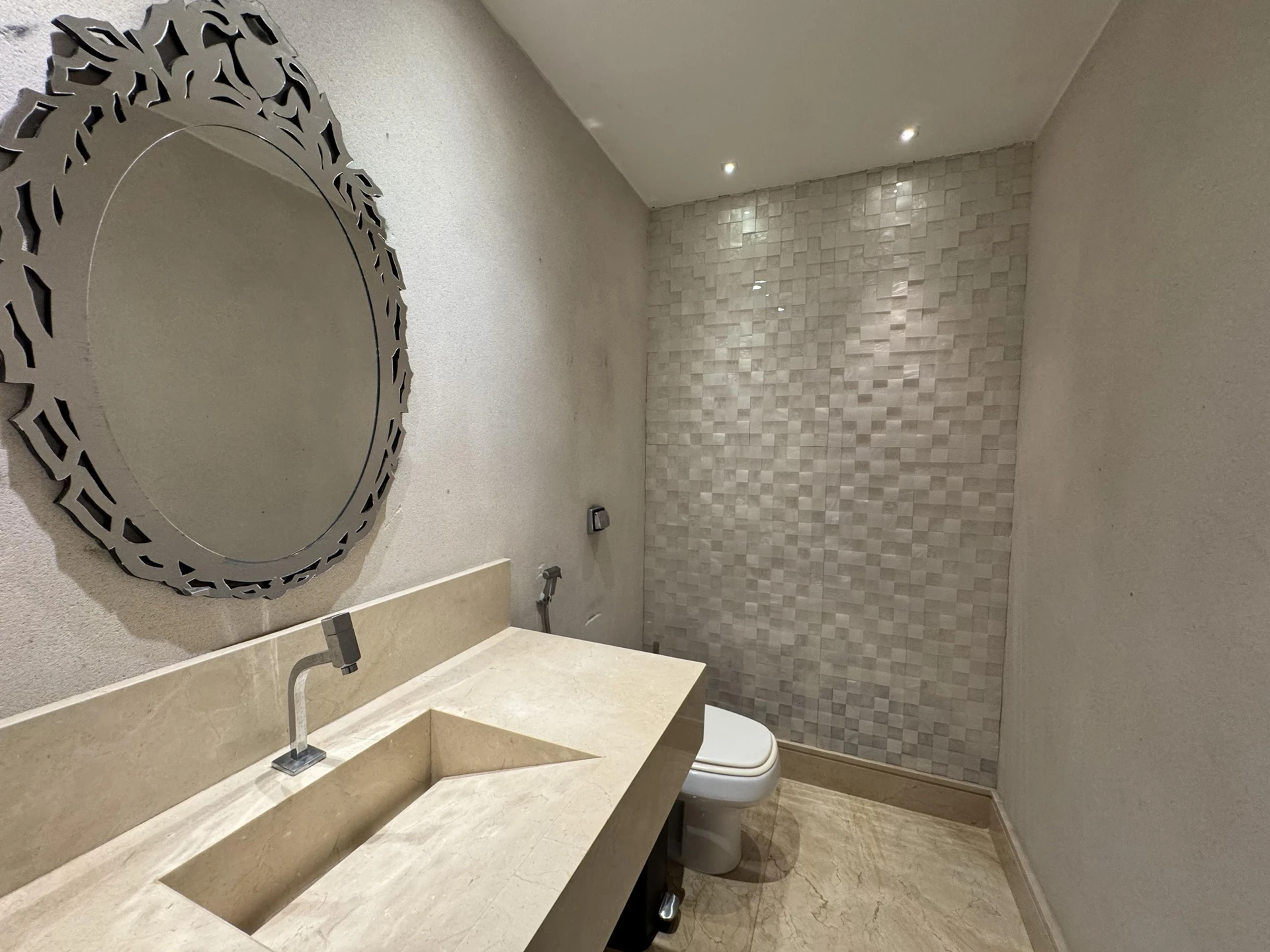 Bathtub in a 5-bedroom house, 1000 m² — photo 36