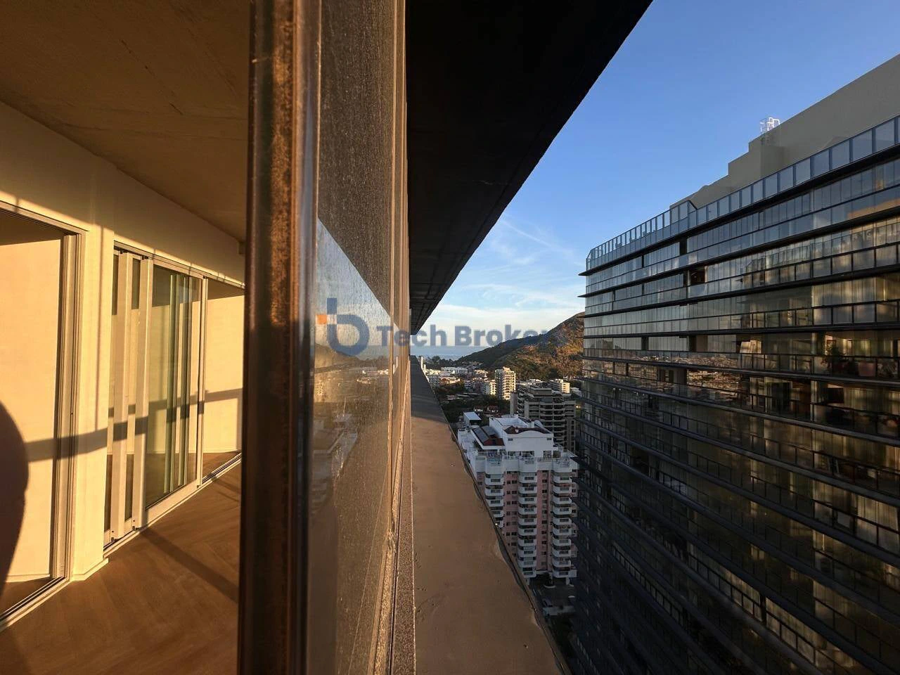 2-bedroom apartment with a glass-enclosed balcony — photo 6