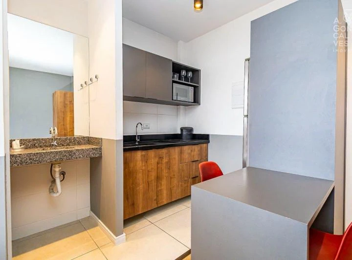 33 m² studio with a glass shower and great upkeep — photo 2