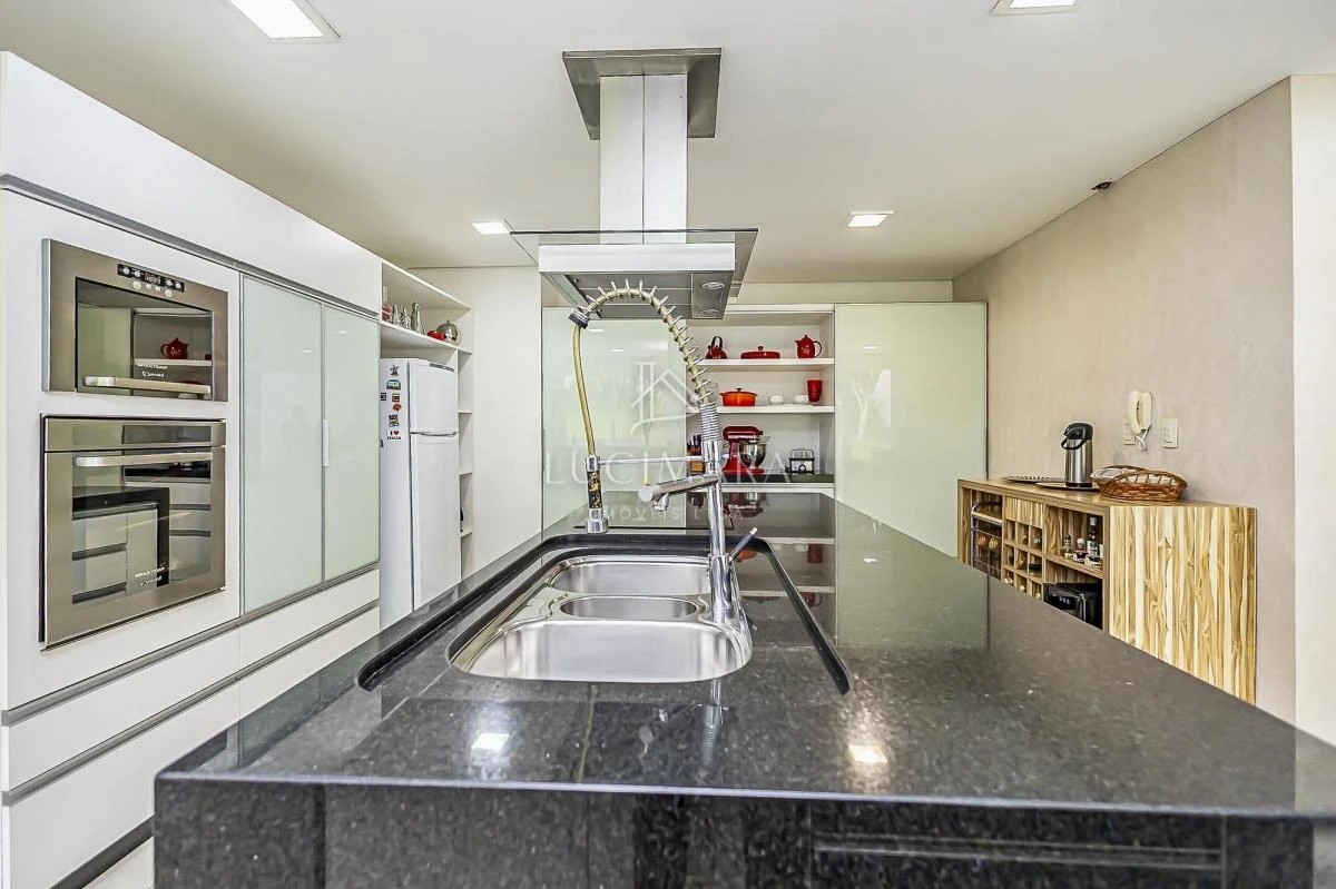 Bathtub in a 4-bedroom house, 400 m² — photo 9