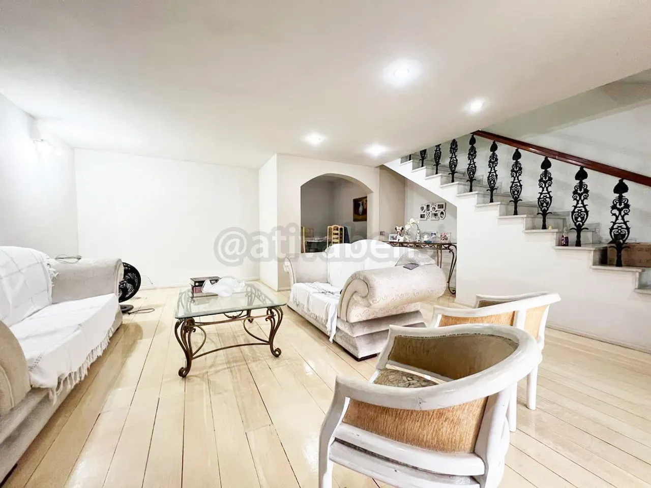 Casa mobiliada com 3 suítes e 5 banheiros, 240 m²