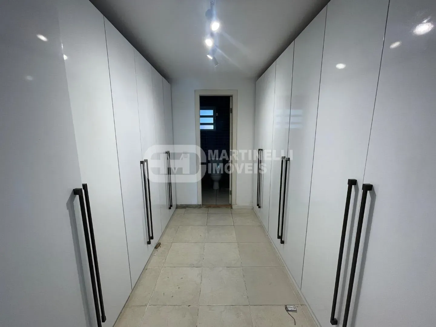 House with 4 bedrooms and 5 bathrooms and a separate kitchen — photo 21