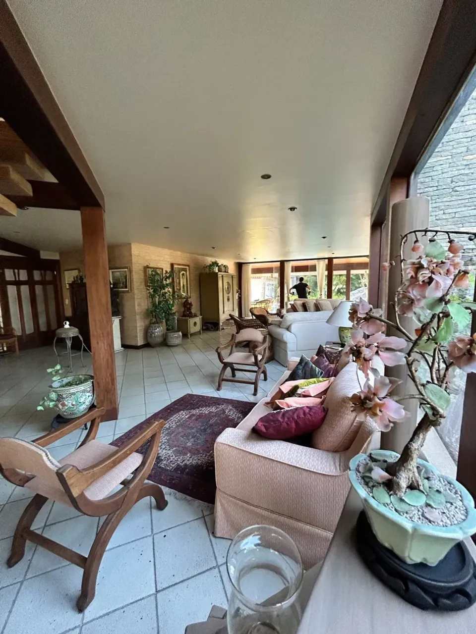 House with 4 bedrooms and 5 bathrooms plus shared pool area — photo 6