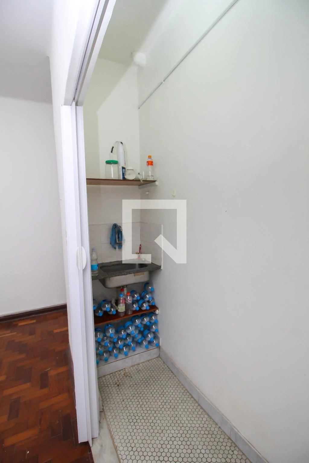 Studio com piso de madeira ou laminado, Saúde — photo 10