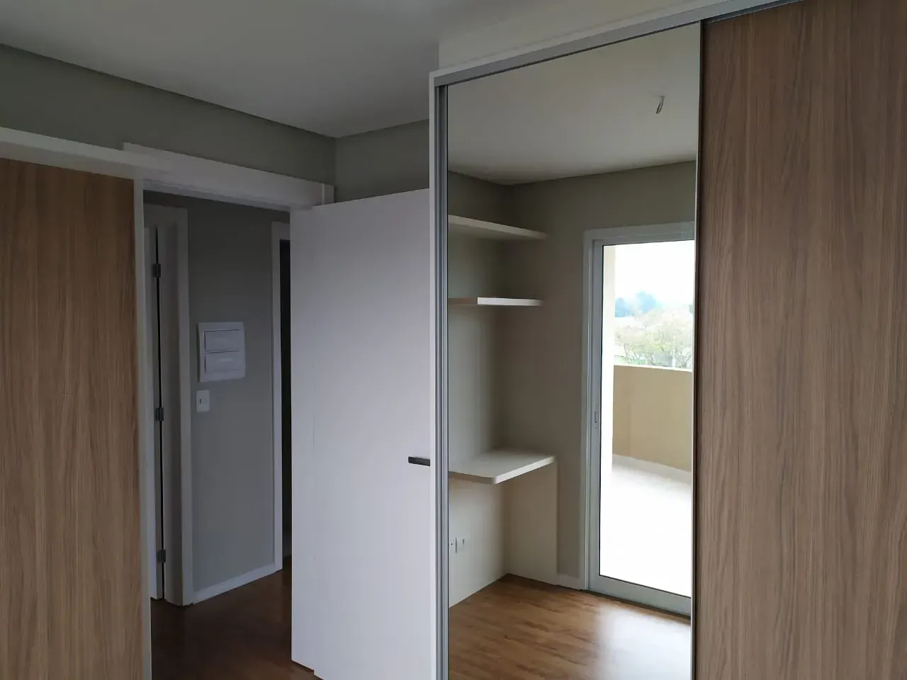 Apartamento de 3 dormitorios con 2 baños y balcón cerrado — photo 4