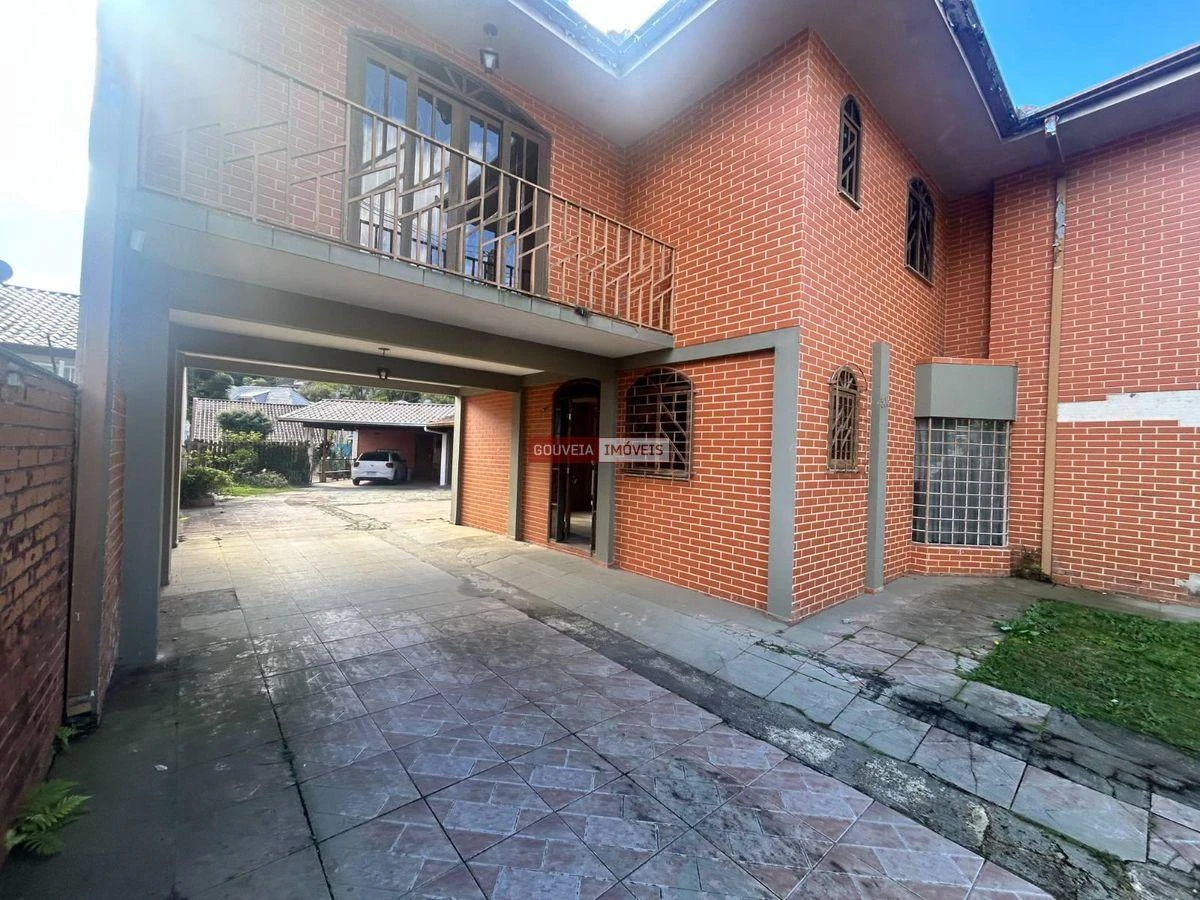 235 m² house with an en-suite and 3 parking spots — photo 3