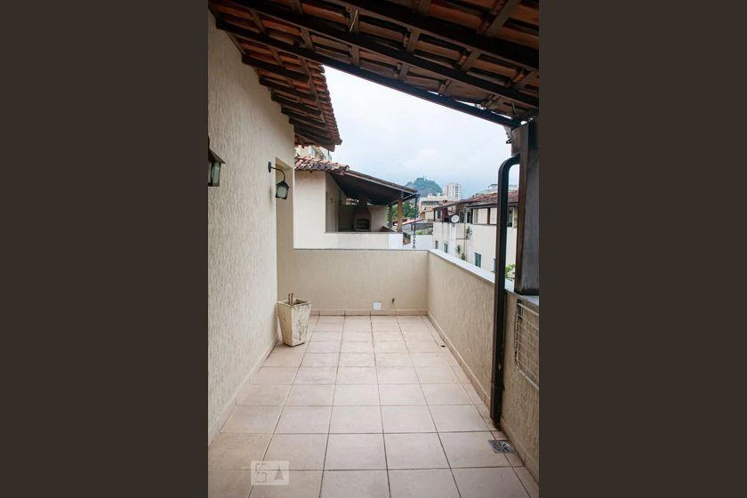 Balcony with a grill in a 2-bedroom house, 118 m² — photo 27