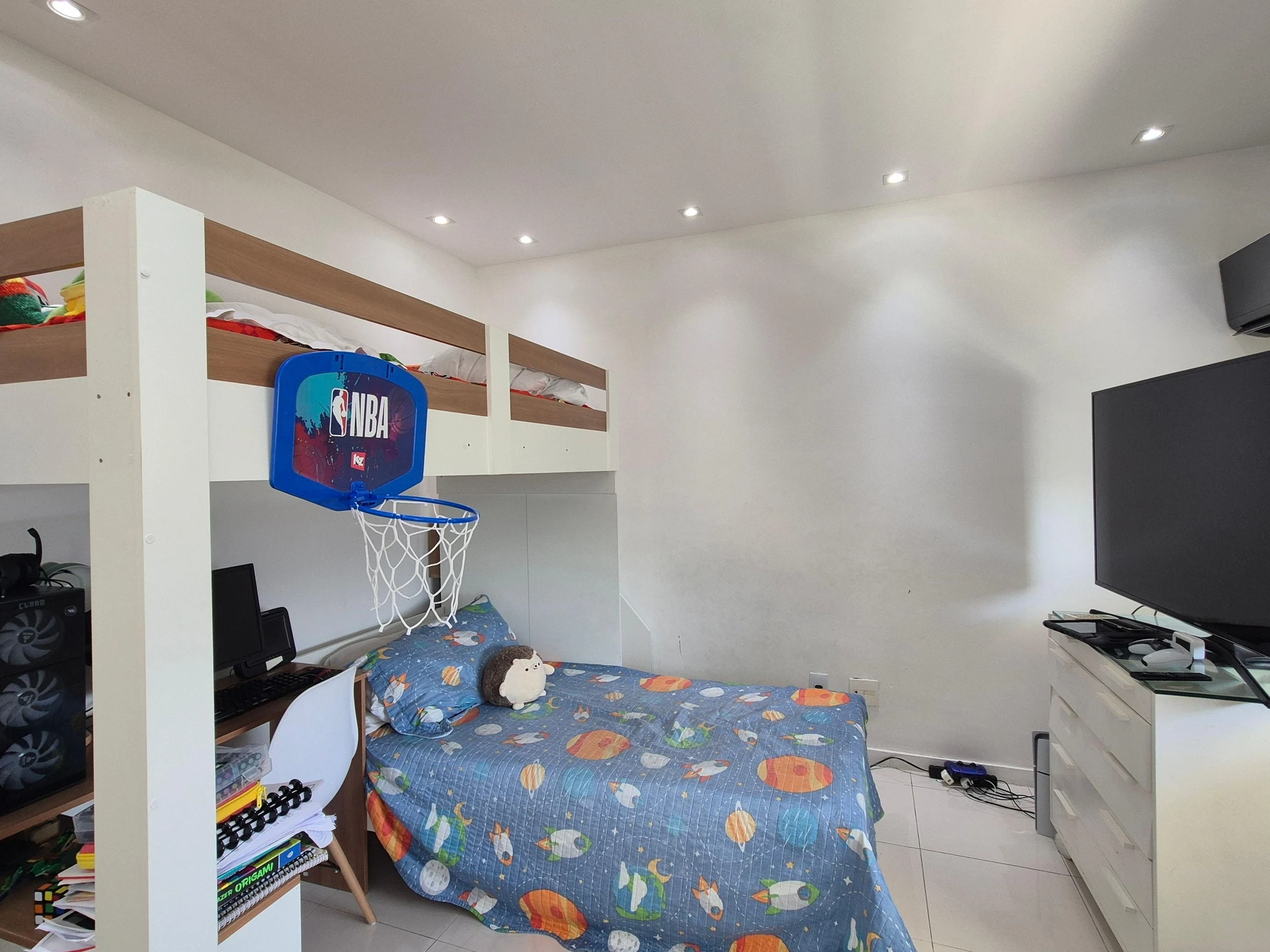 Furnished 2-bedroom apartment with private BBQ — photo 17