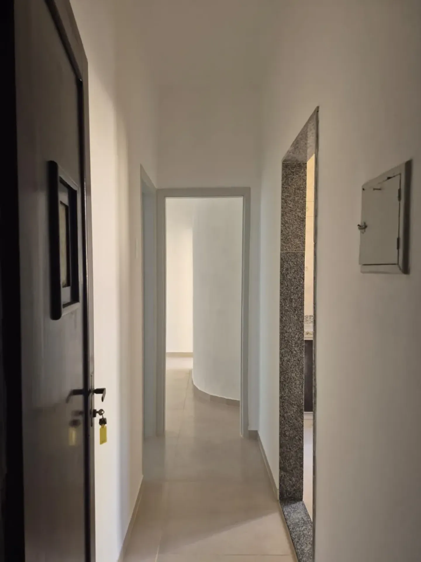 Apartamento sem mobília com cozinha planejada e tanque — photo 22