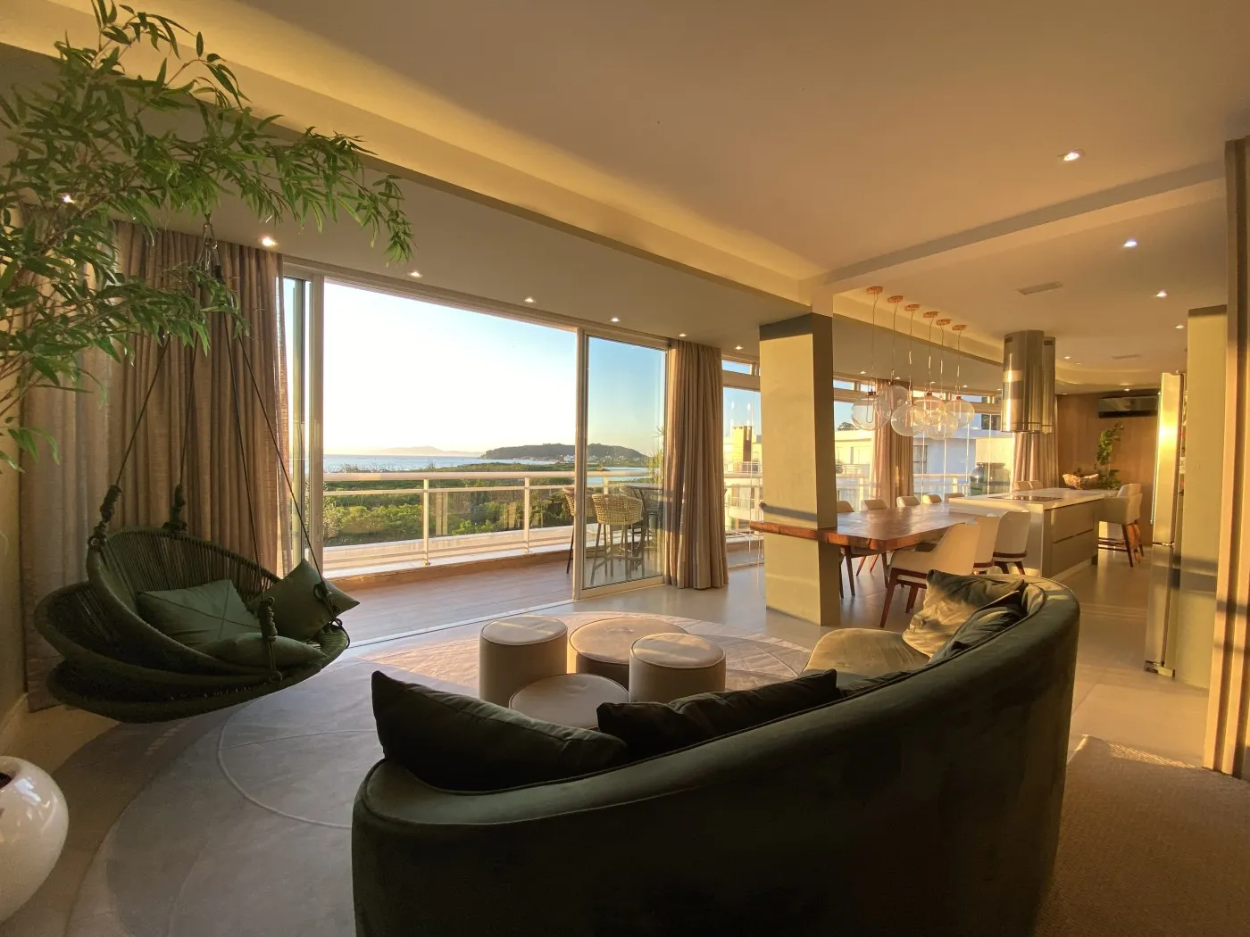 318 m² apartment with a bathtub and a water view — photo 3