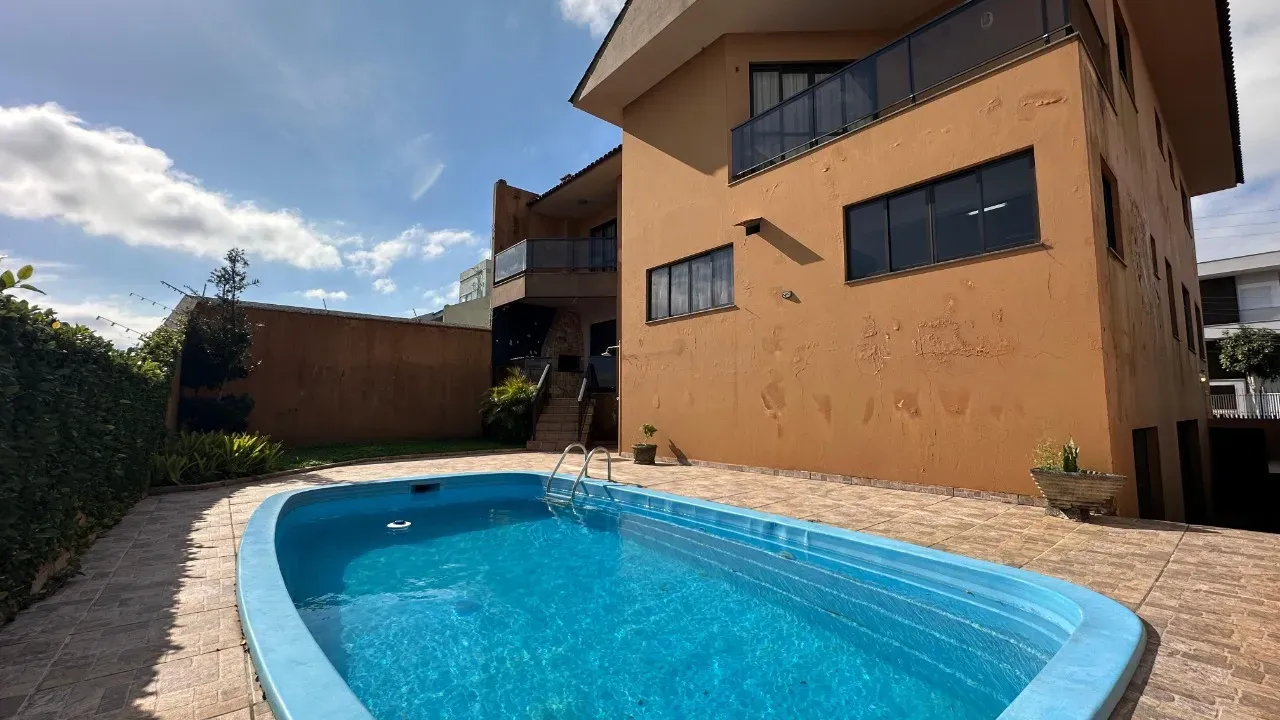 Furnished 350 m² house with 3 en-suite bedrooms