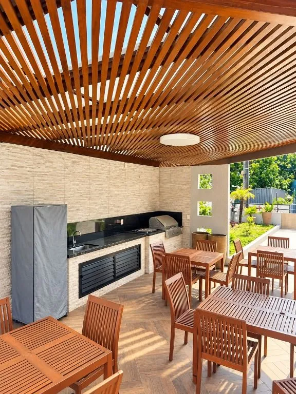 4-bedroom apartment in a building with a pool — photo 3