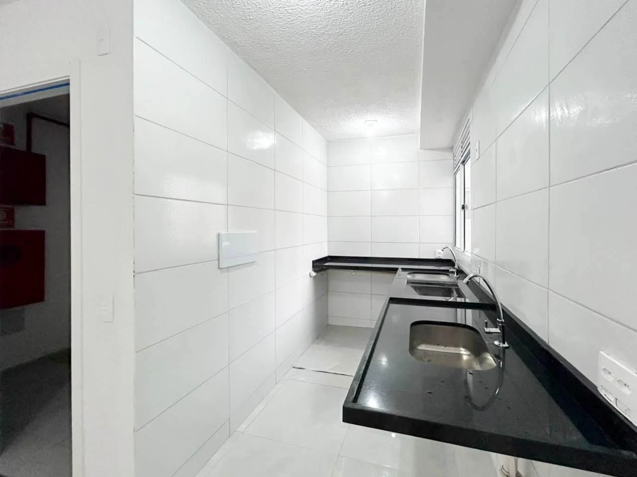 2-bedroom apartment in a building with a gym — photo 9