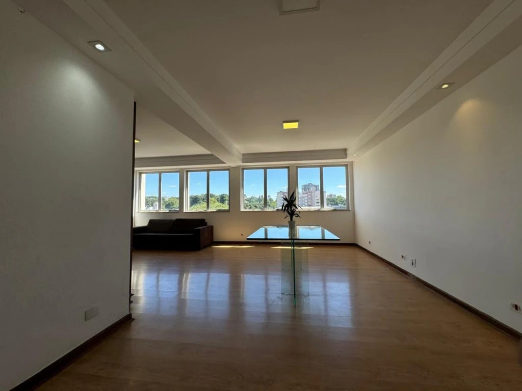Apartment, 268 m², with a glass-enclosed balcony