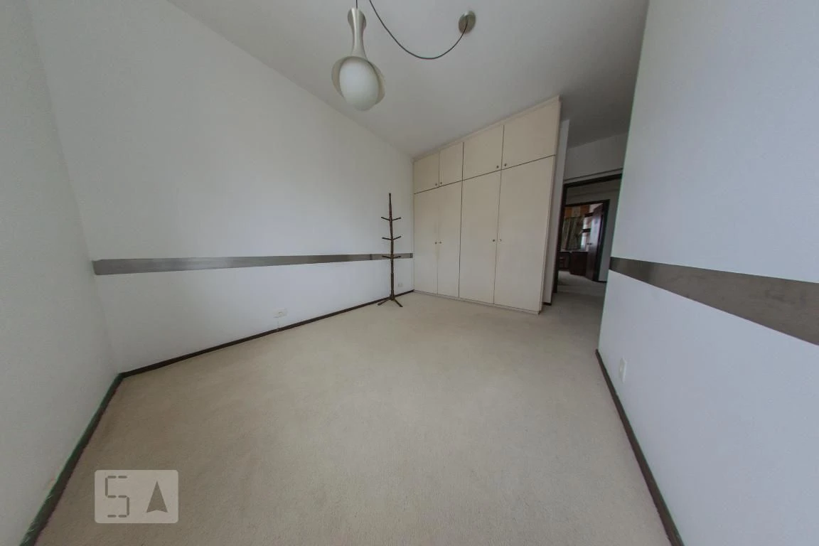 4-bedroom apartment with a walk-in closet — photo 66