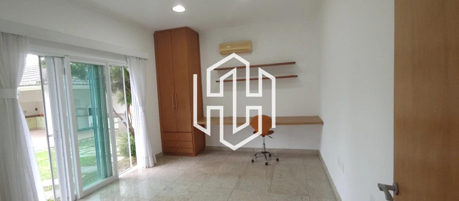 1500 m² house with floor-to-ceiling windows and a bathtub — photo 9
