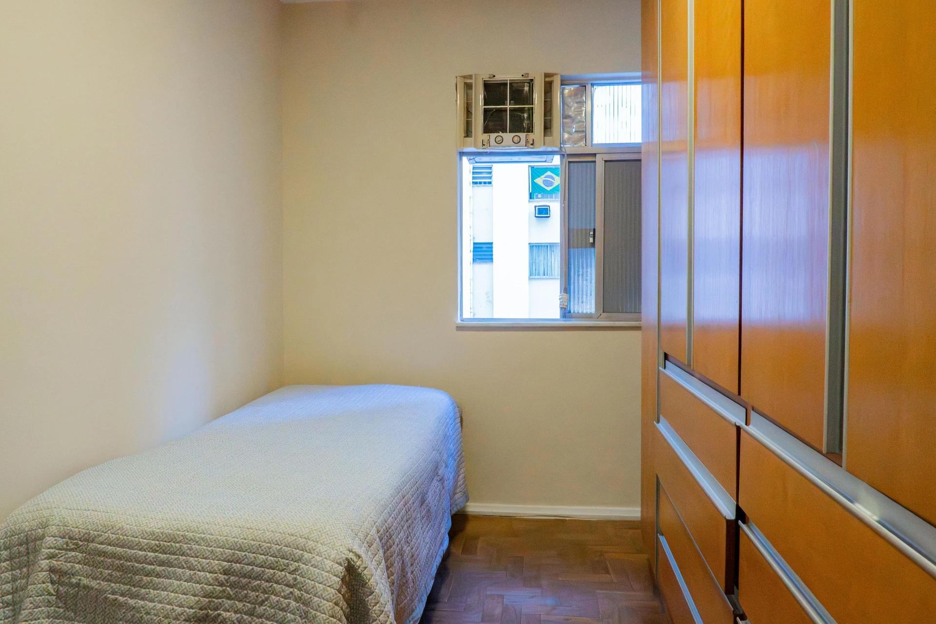 3-bedroom apartment with wood or laminate floors — photo 11