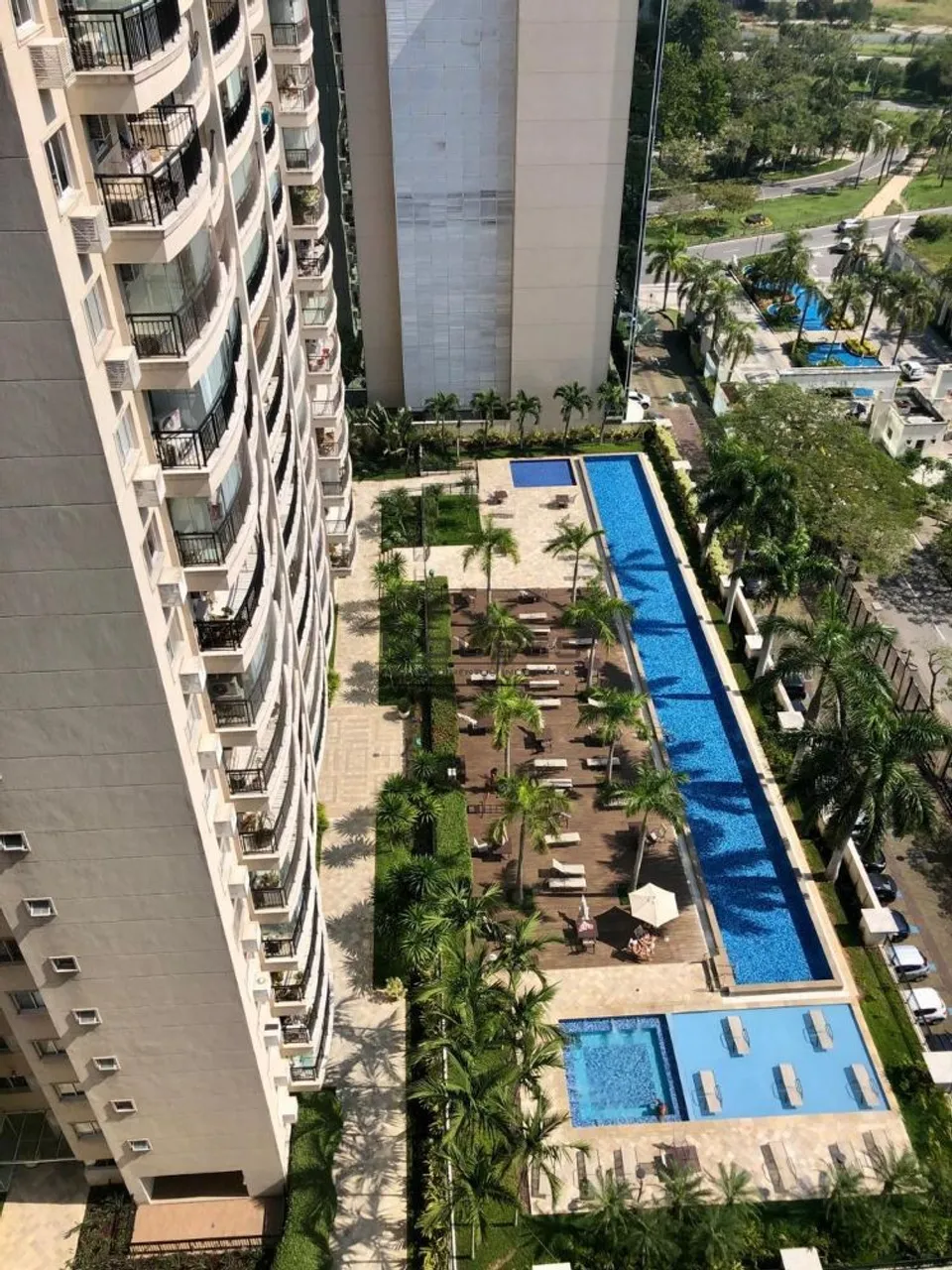 Furnished 2-bedroom apartment with window city view — photo 3