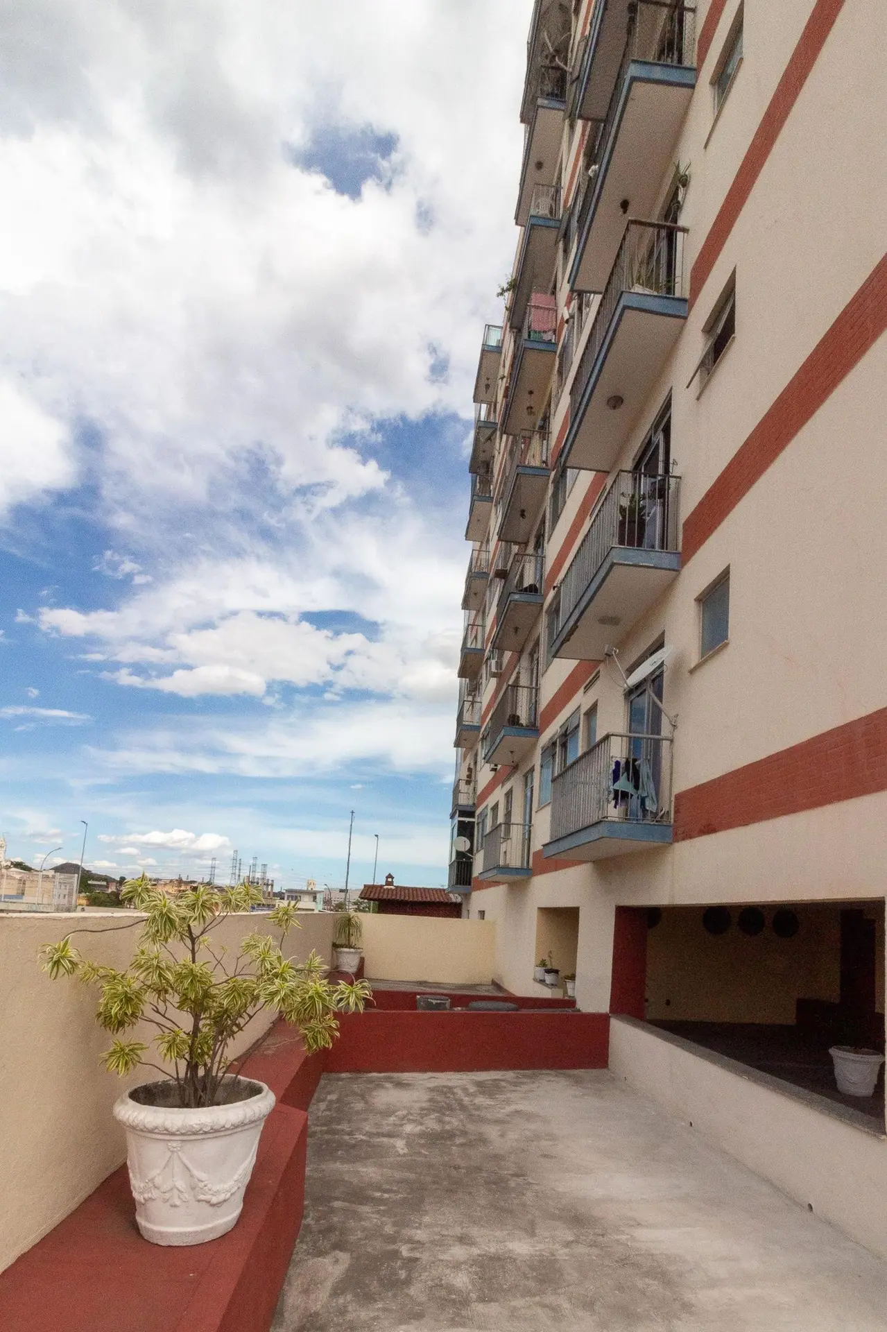 Furnished 3-bedroom apartment with balcony — photo 10