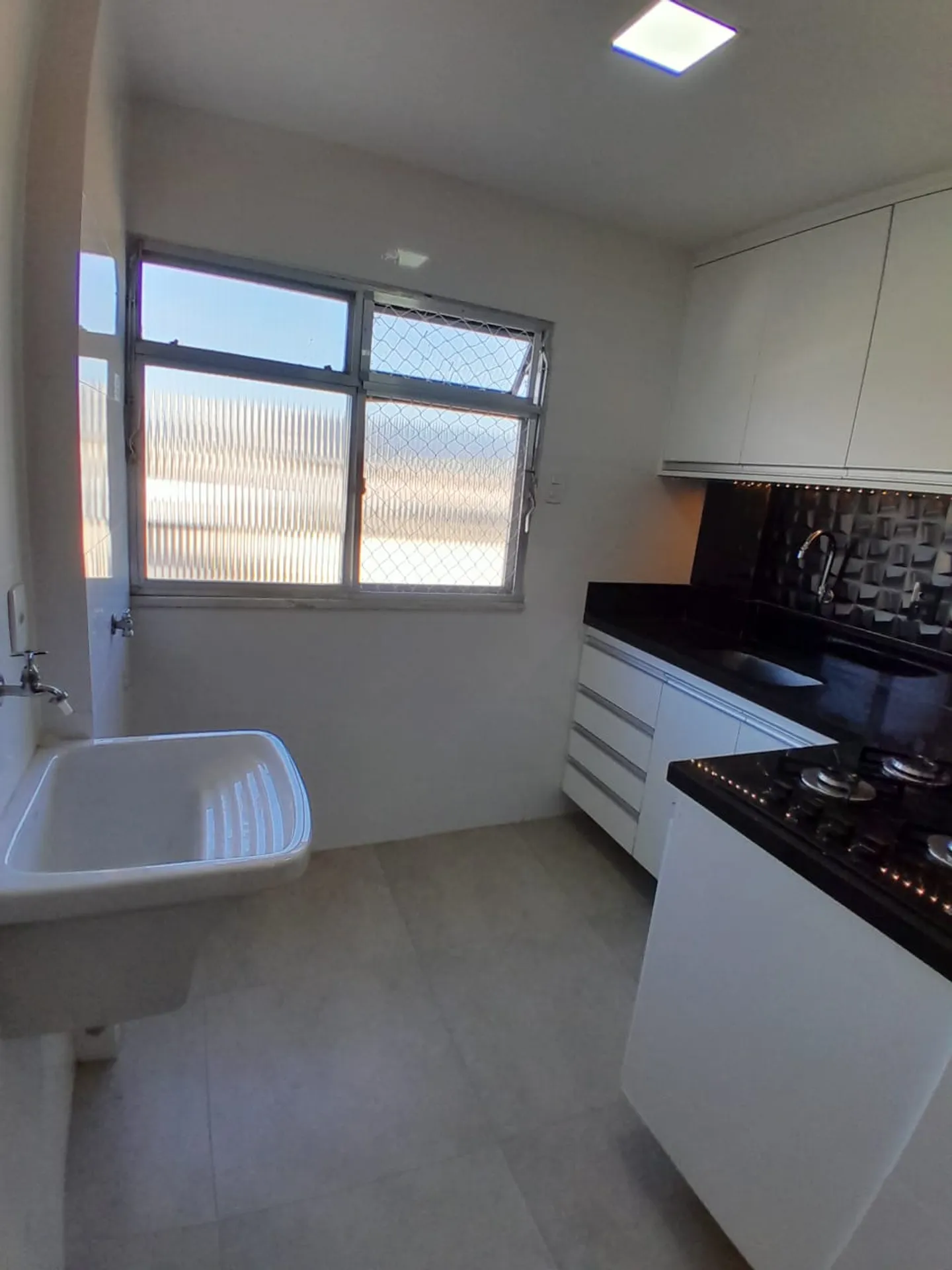 2-bedroom apartment with open-plan kitchen and balcony — photo 32