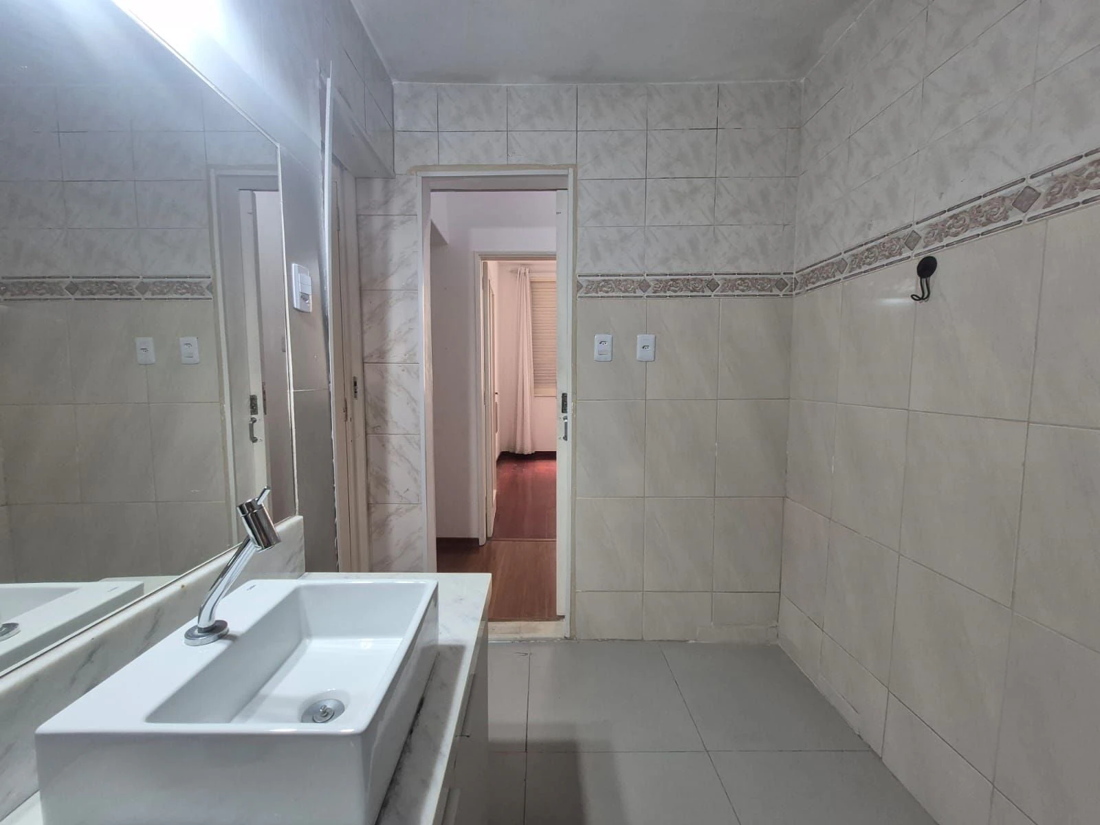 Wood or laminate floors in a 3-bedroom apartment, 100 m² — photo 10